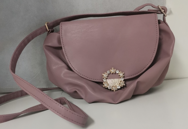 AVON Geräumige Umhängetasche EMMA  /Farbe VIOLETT